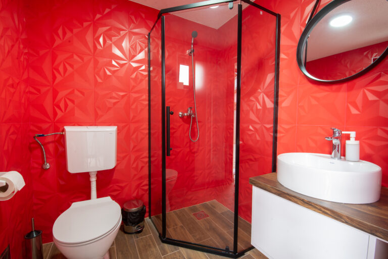 Salle de bain moderne avec douche et robinetterie à entretenir