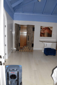 Pièce de logement équipée pour le séchage après un dégât des eaux