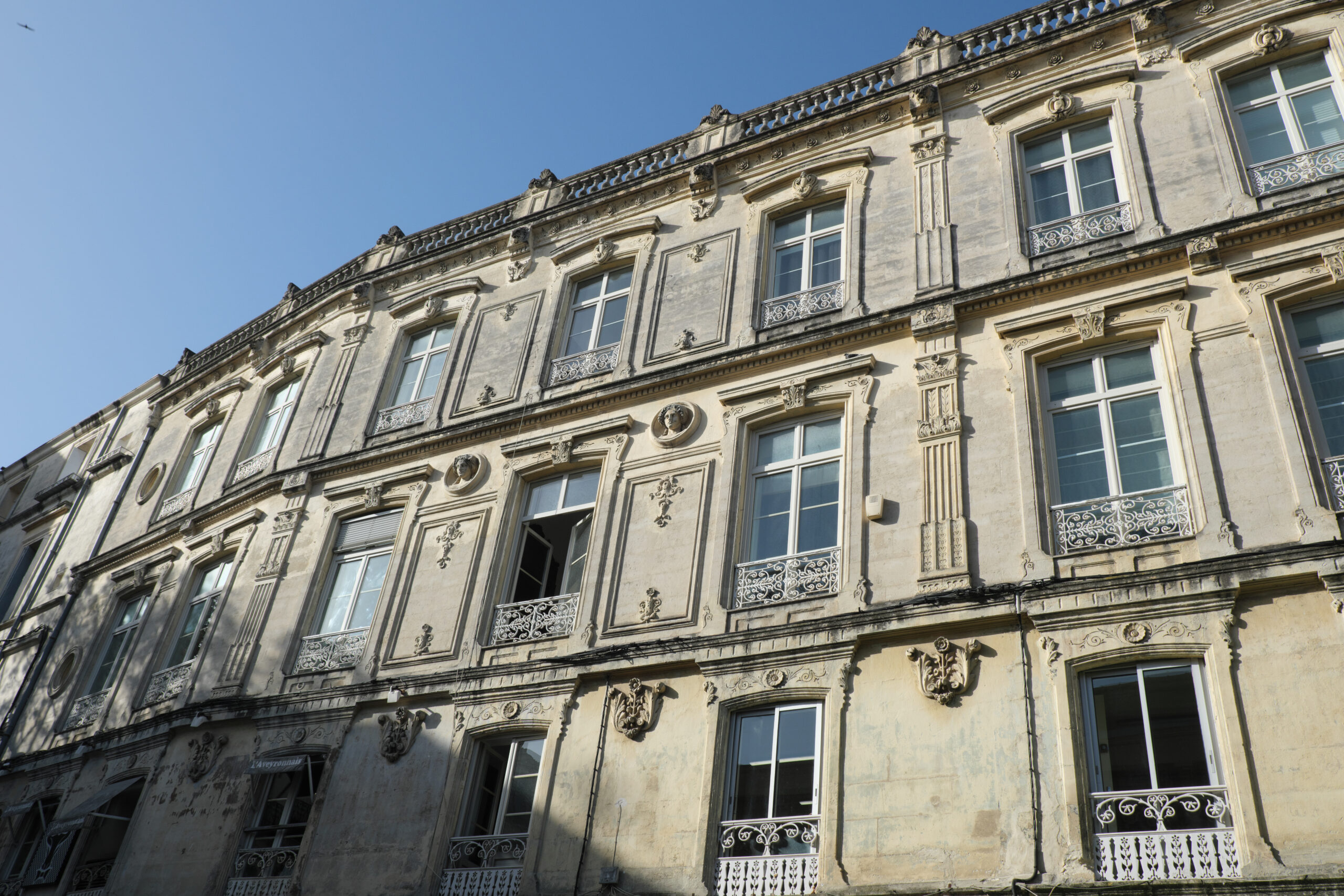 Façade d’immeuble à Montpellier, contexte pour investir et louer