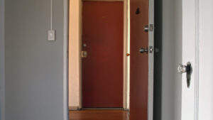 Couloir d’immeuble avec portes d’appartement, sans personne