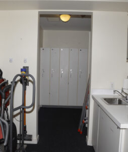Local ménage rangé avec matériel de nettoyage en copropriété