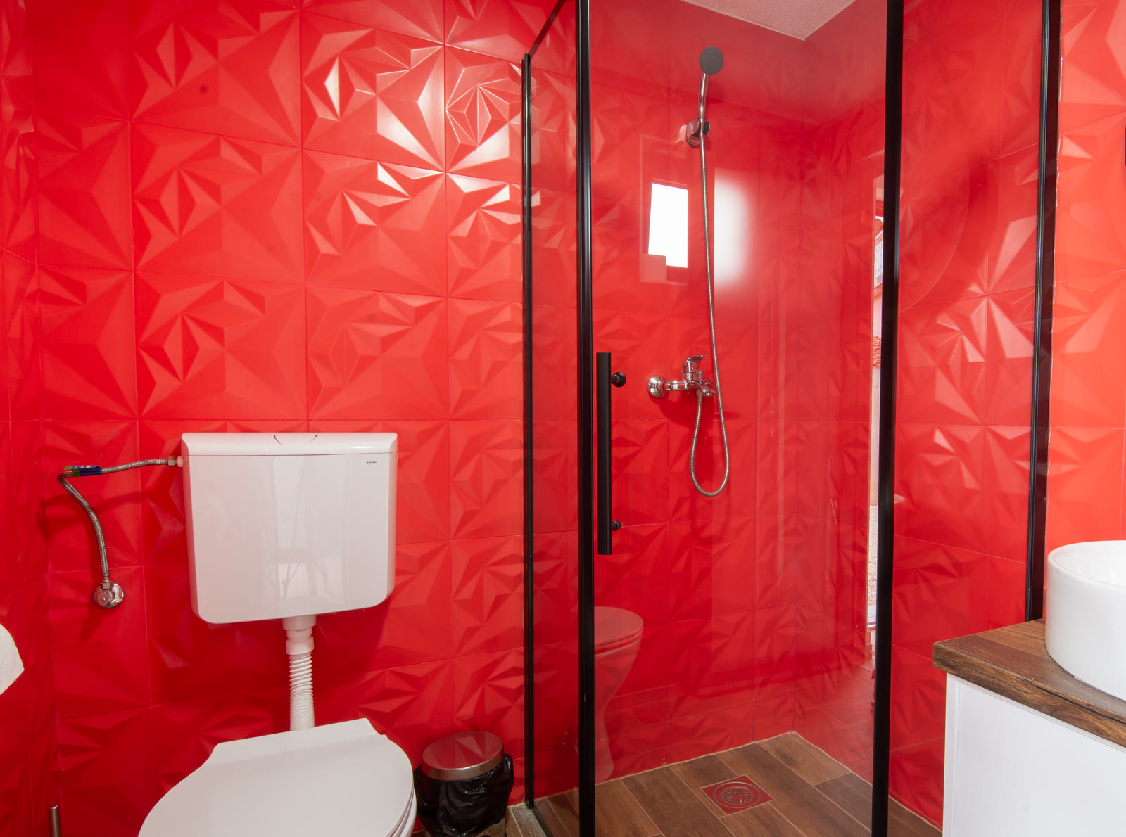Salle de bain moderne à entretenir pour limiter humidité et condensation