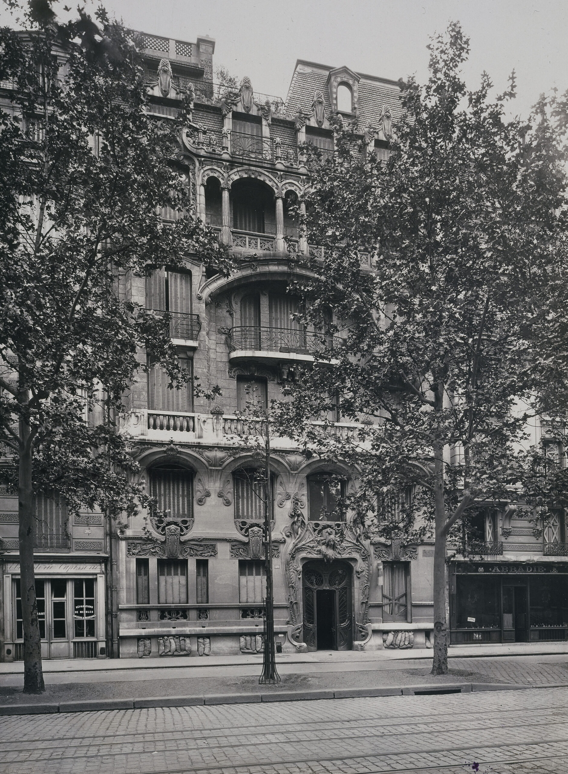 Façade d’immeuble avec volets et fenêtres à entretenir