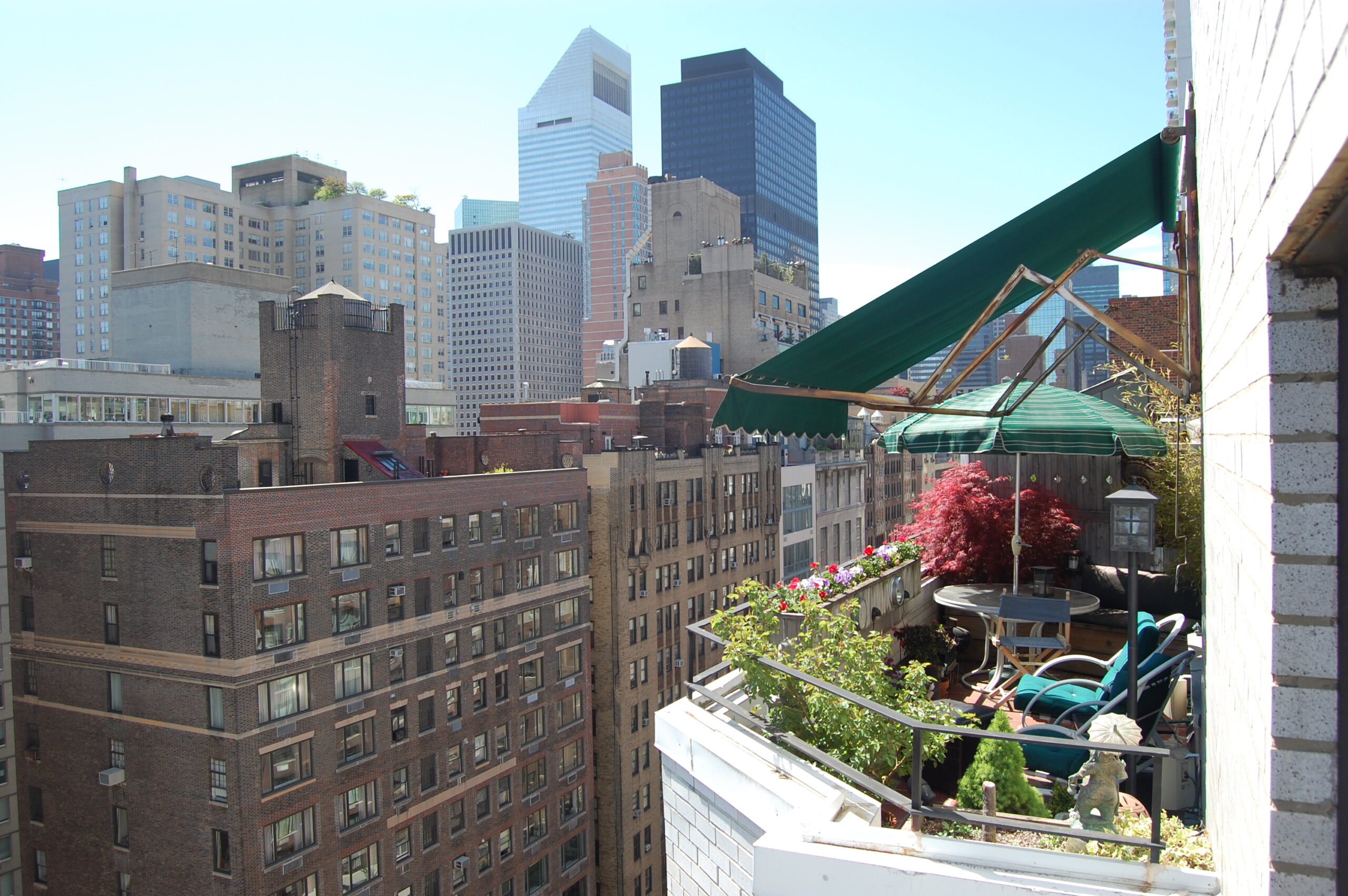 Balcon végétalisé avec table et jardinières avant entretien de fin d’été