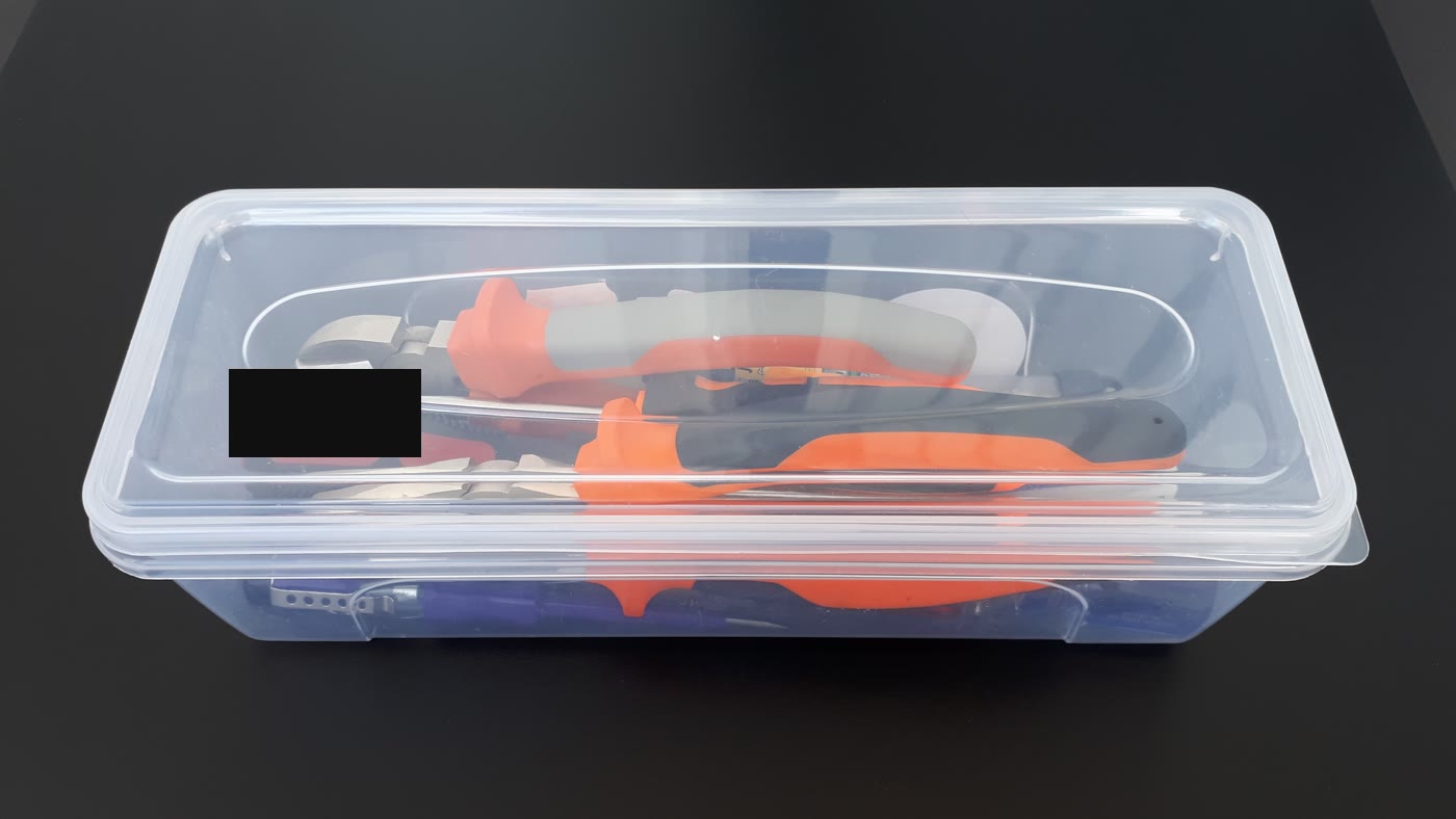 Boîte transparente avec outils de base pour petits dépannages