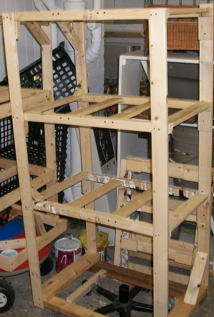 Étagères de rangement dans une cave ou un cellier de logement