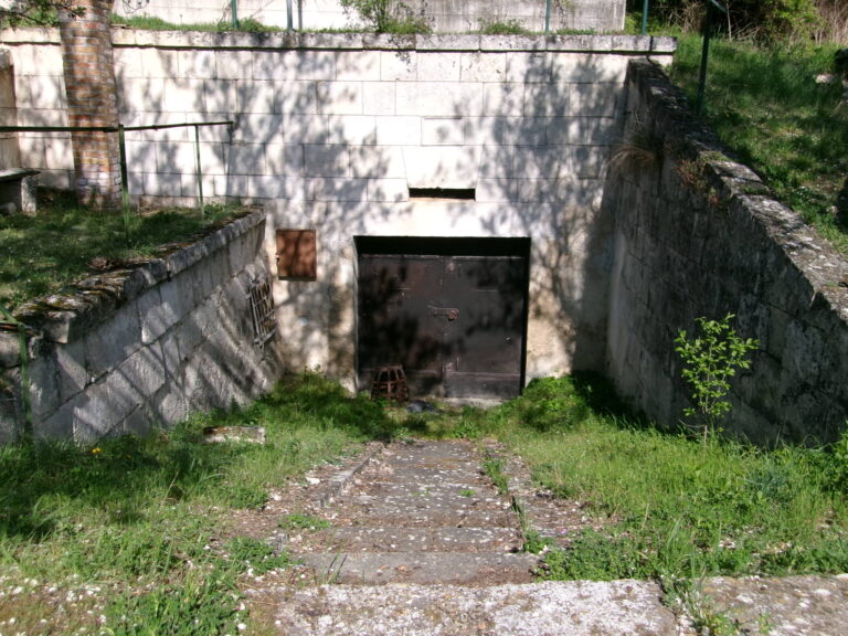 Entrée de cave et sous-sol d’immeuble à surveiller