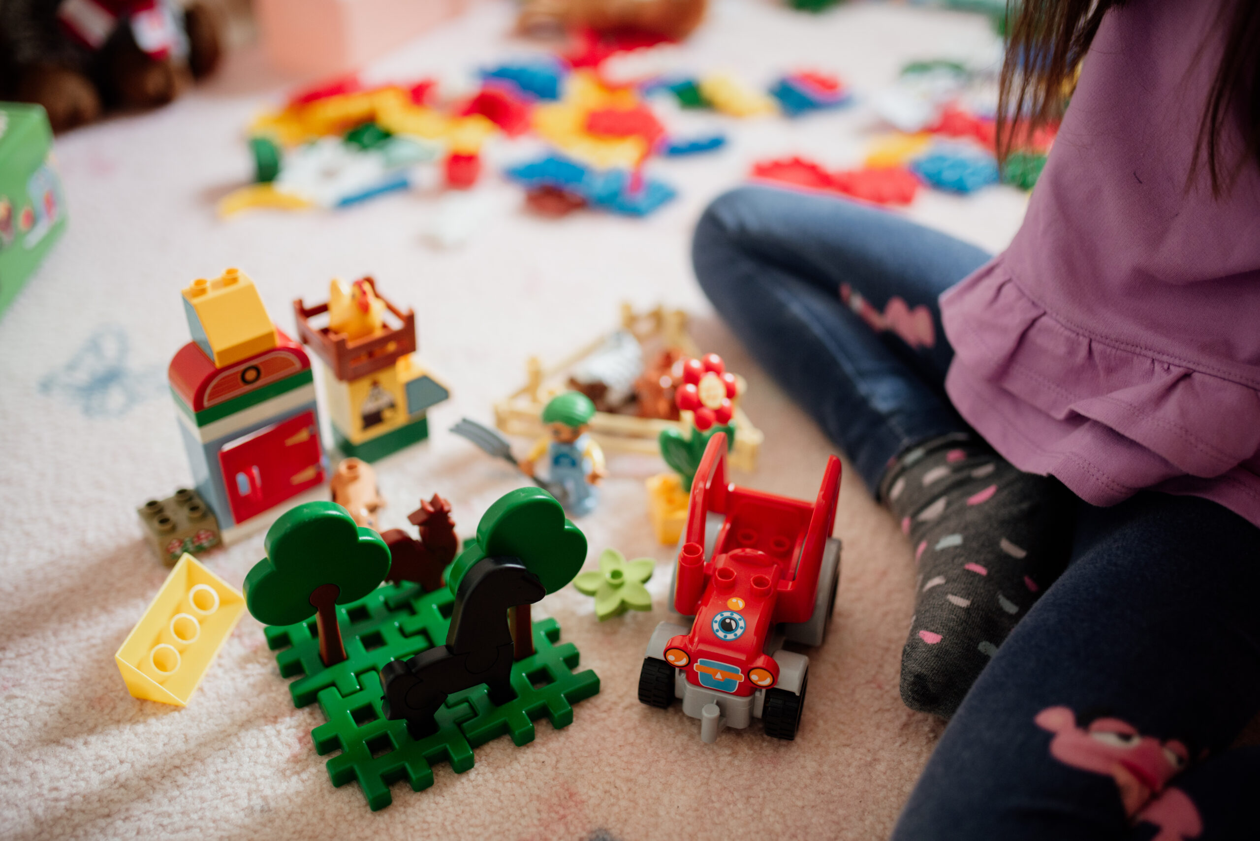 Jouets colorés sur le sol d’une chambre d’enfant avant rangement