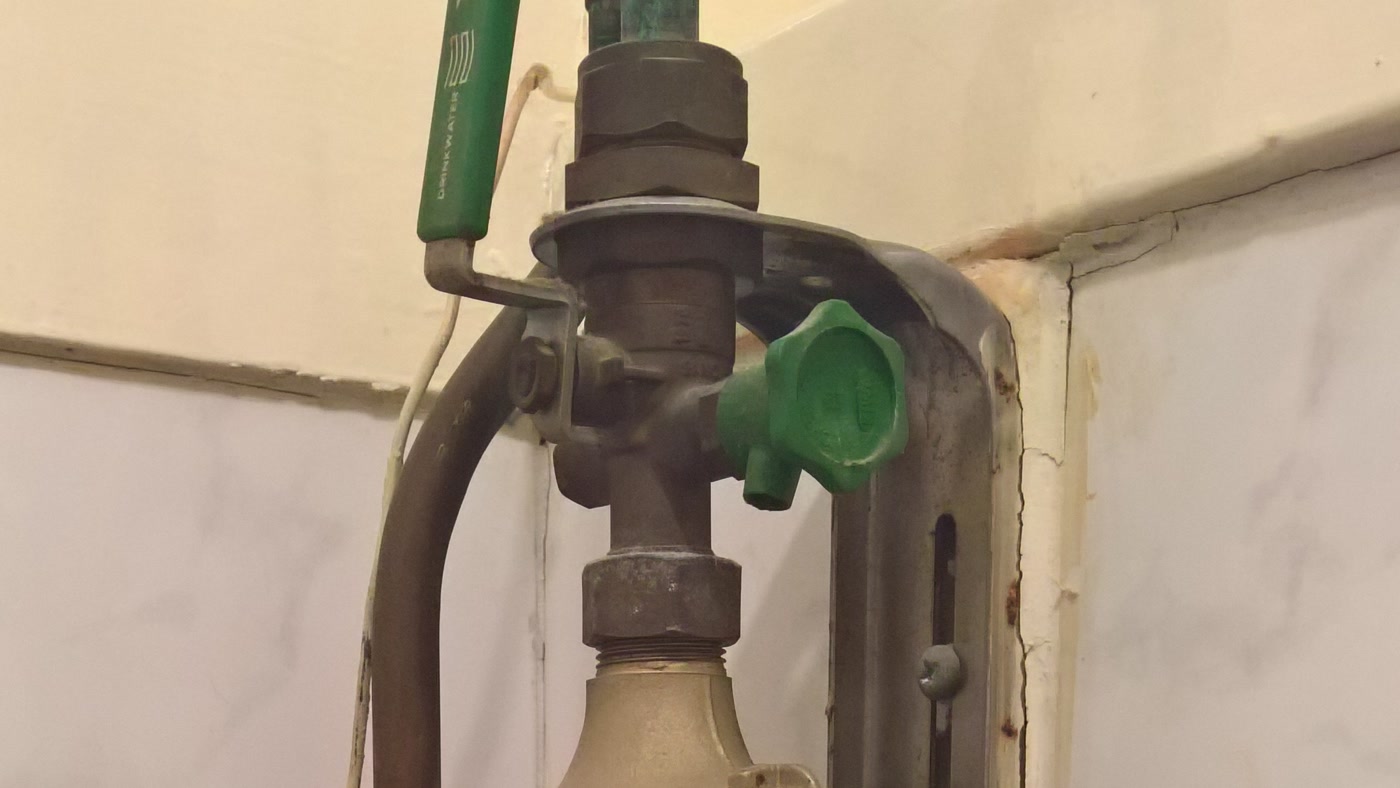Compteur et robinet d’eau dans un logement
