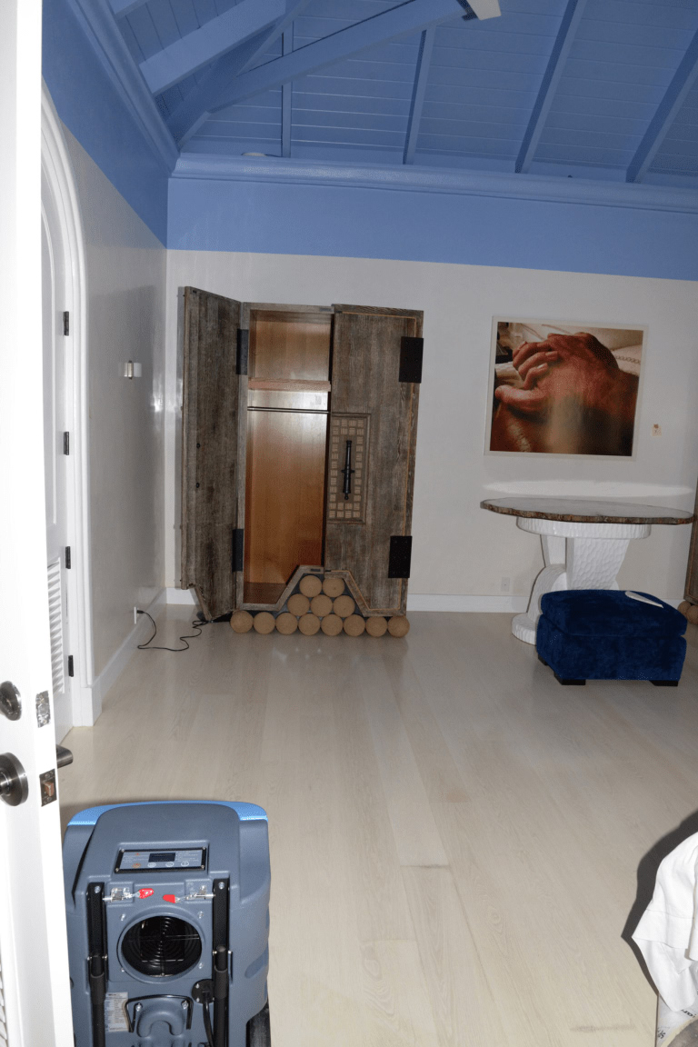 Pièce de logement avec appareil de séchage après un dégât des eaux