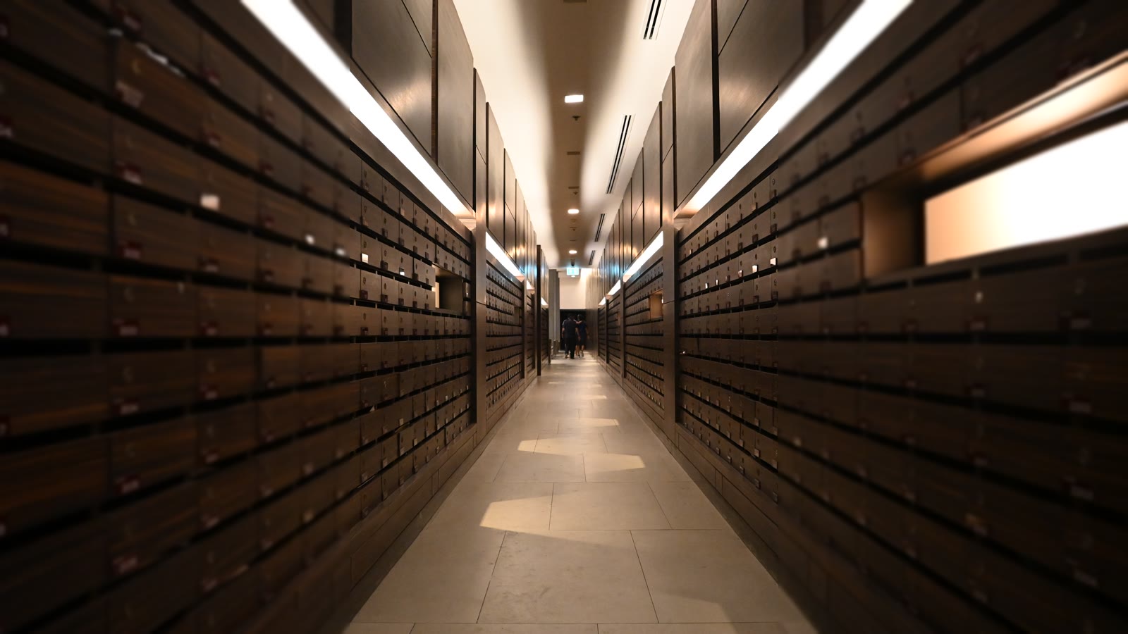 Couloir d’immeuble éclairé avec luminaires continus dans les parties communes