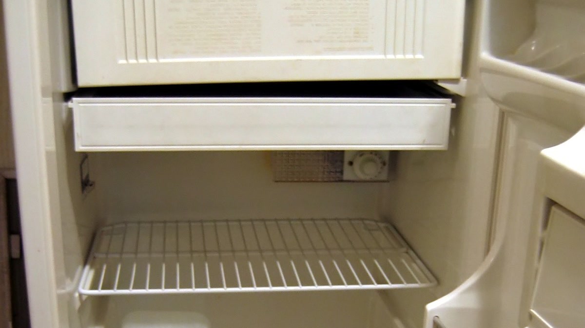 Intérieur de réfrigérateur vide avant nettoyage des joints