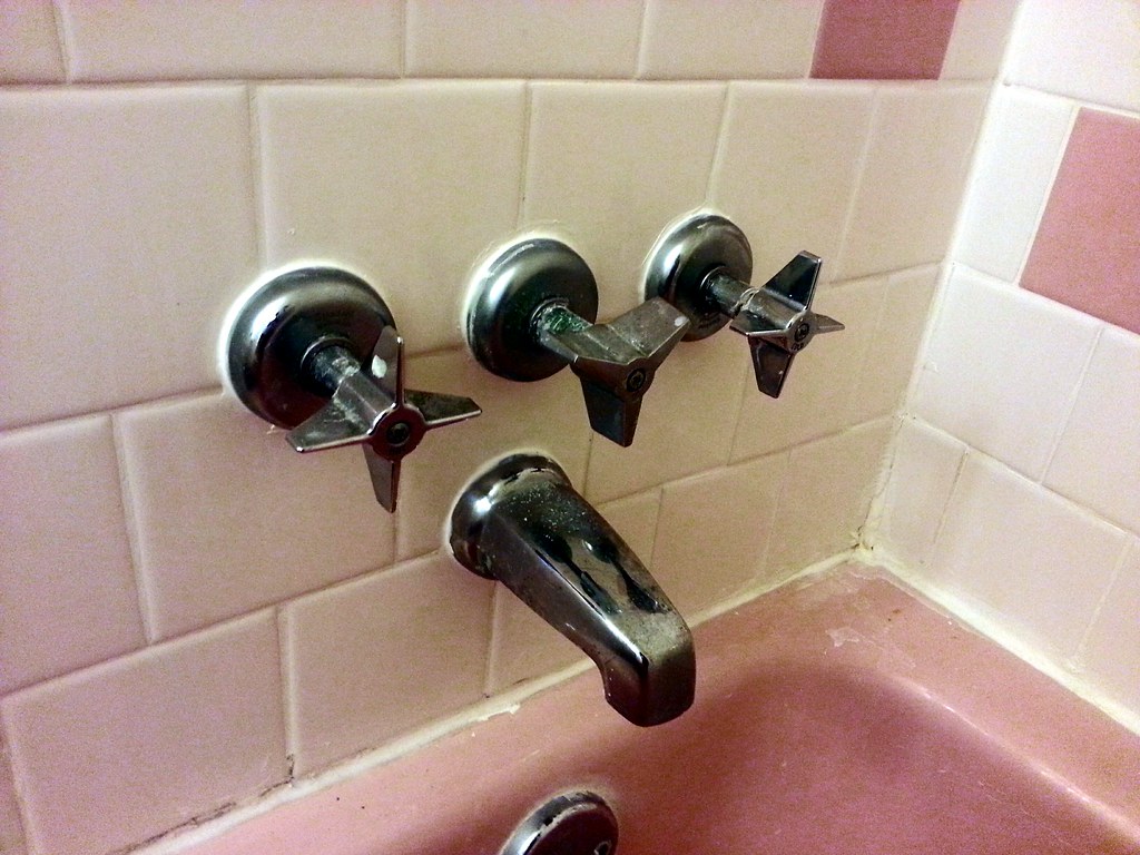 Joints de salle de bains autour d’une baignoire carrelée