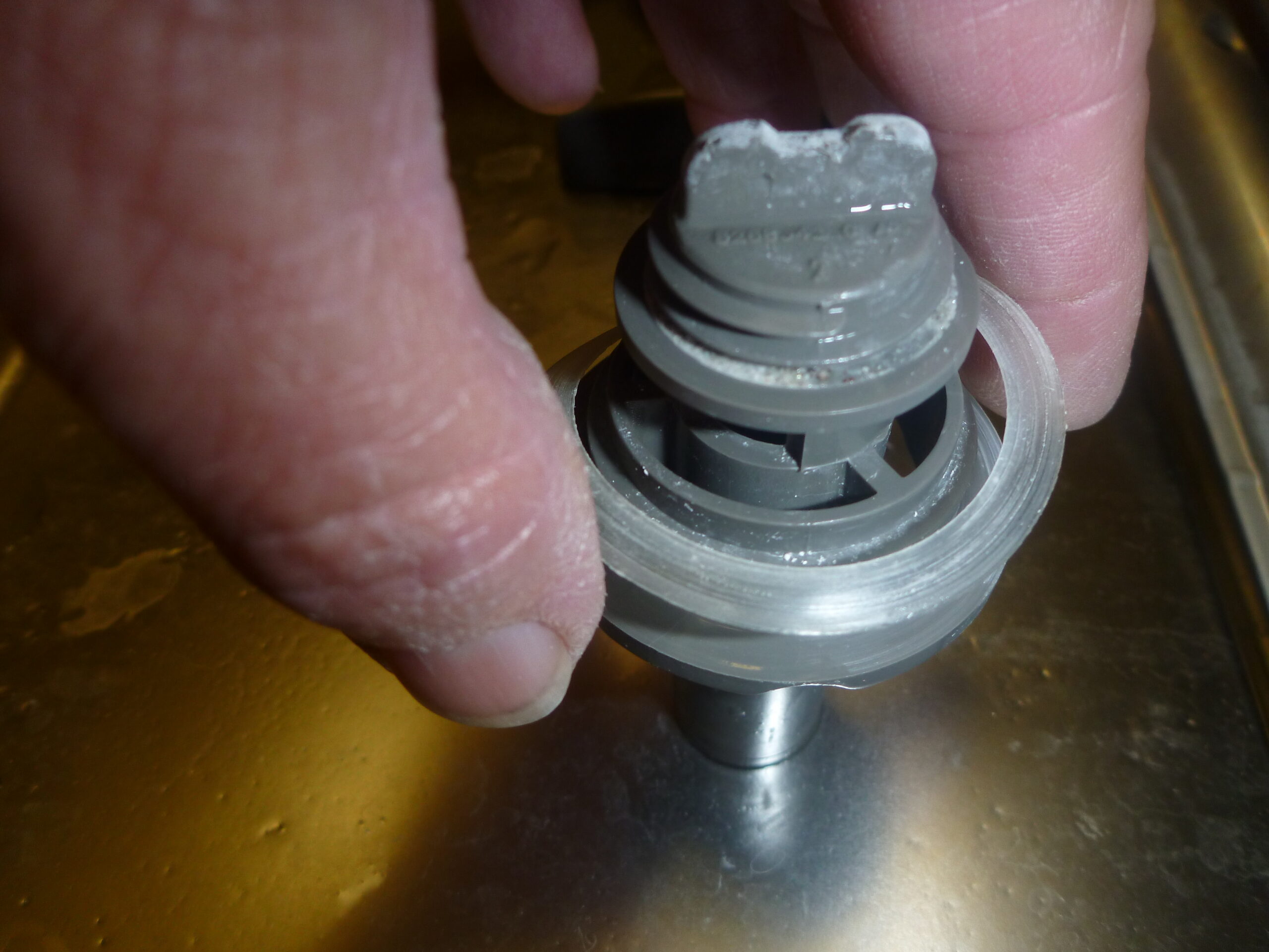 Filtre de lave-vaisselle retiré pour nettoyage dans une cuisine