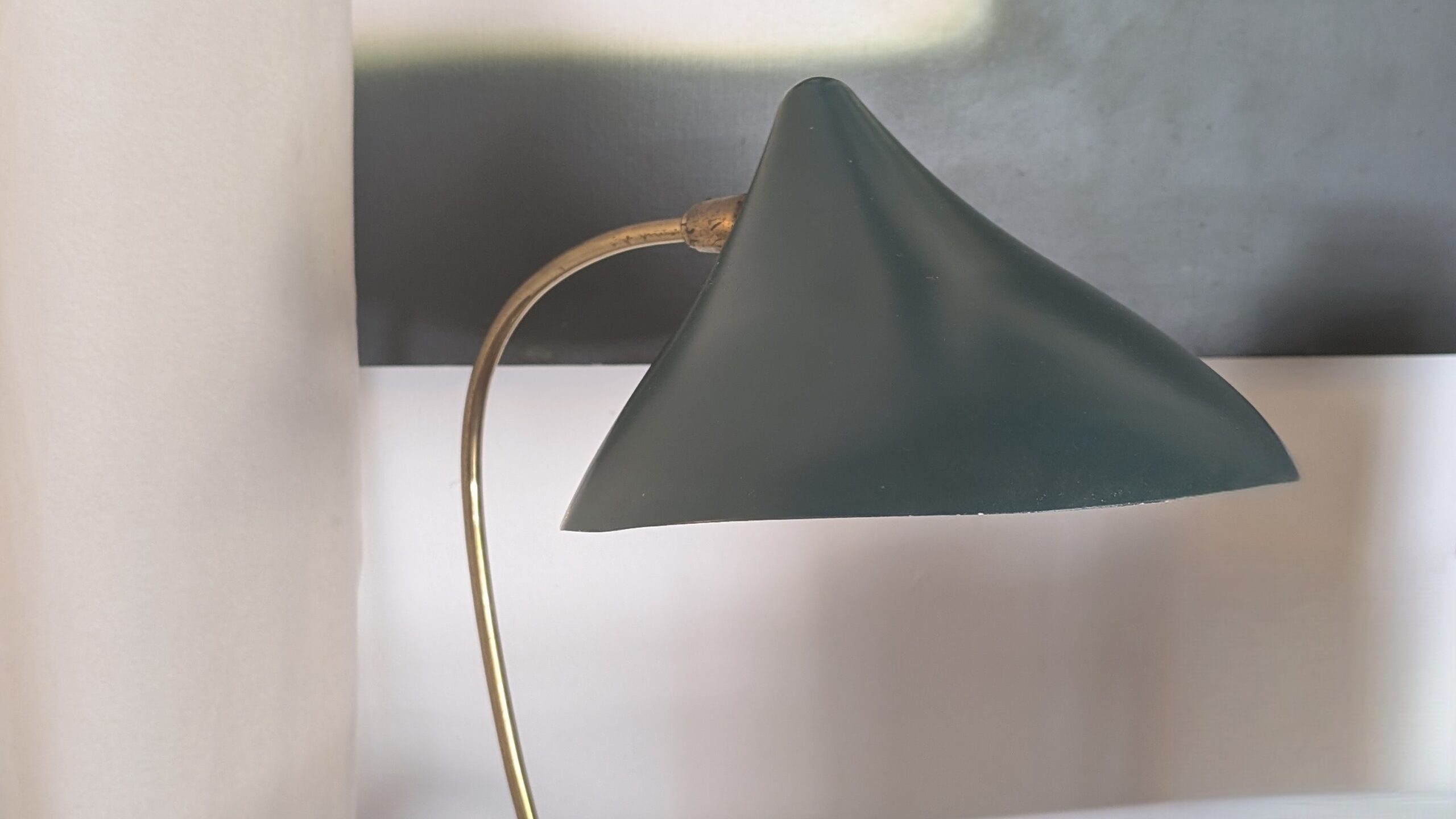 Lampe et abat-jour dans un logement à entretenir