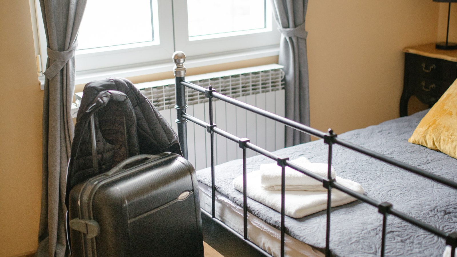 Lit dans une chambre aérée près d’une fenêtre
