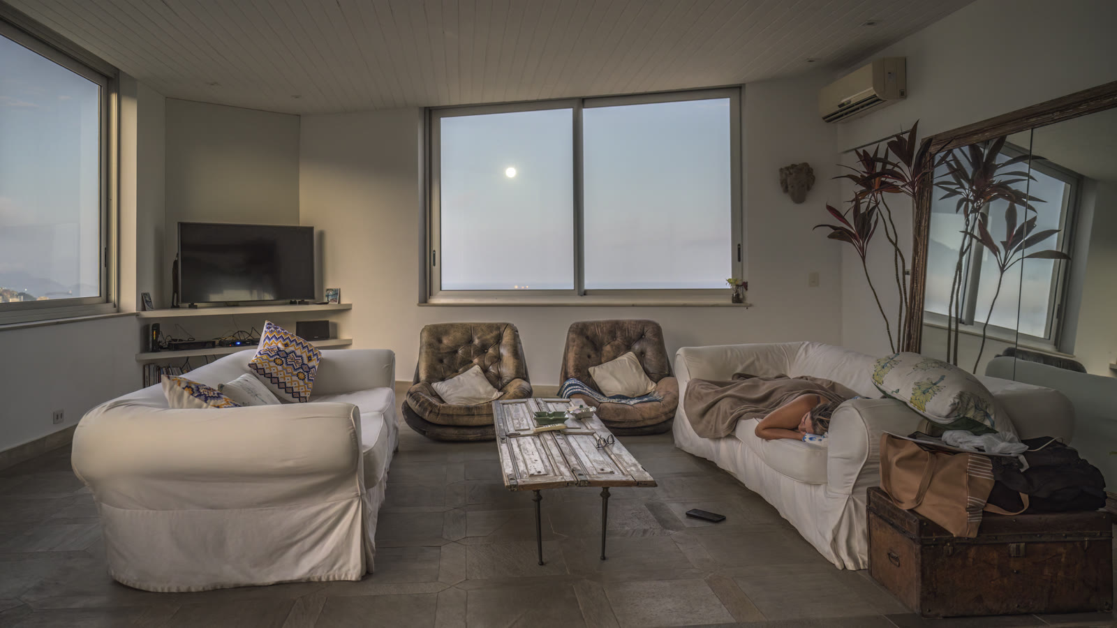 Salon d’appartement meublé à trier après un déménagement