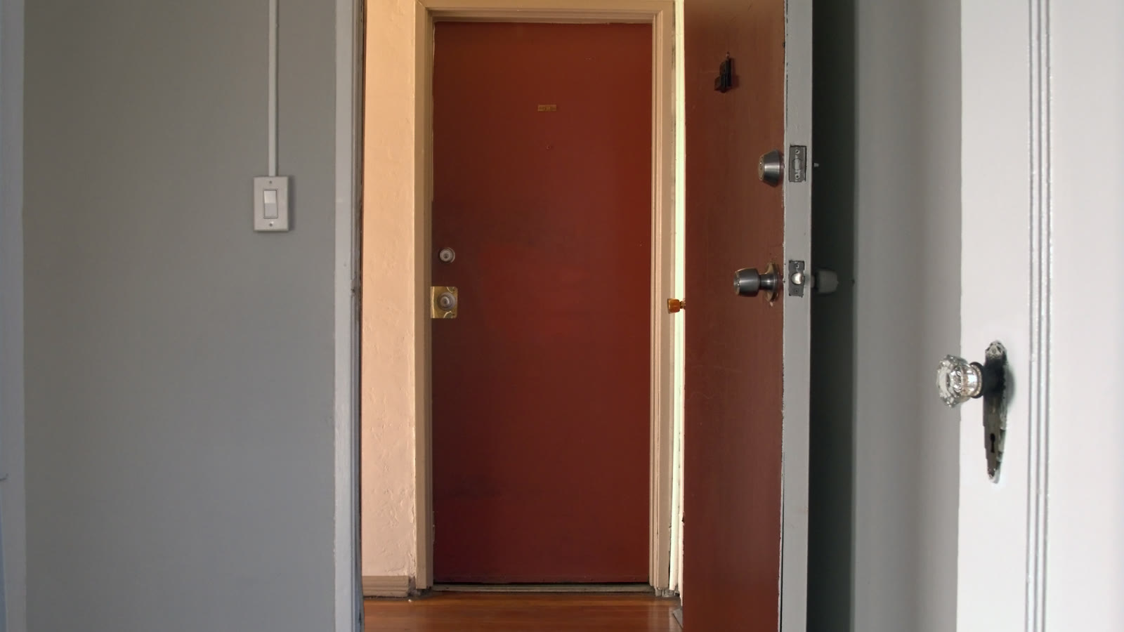 Palier d’étage avec portes d’appartement dans un immeuble
