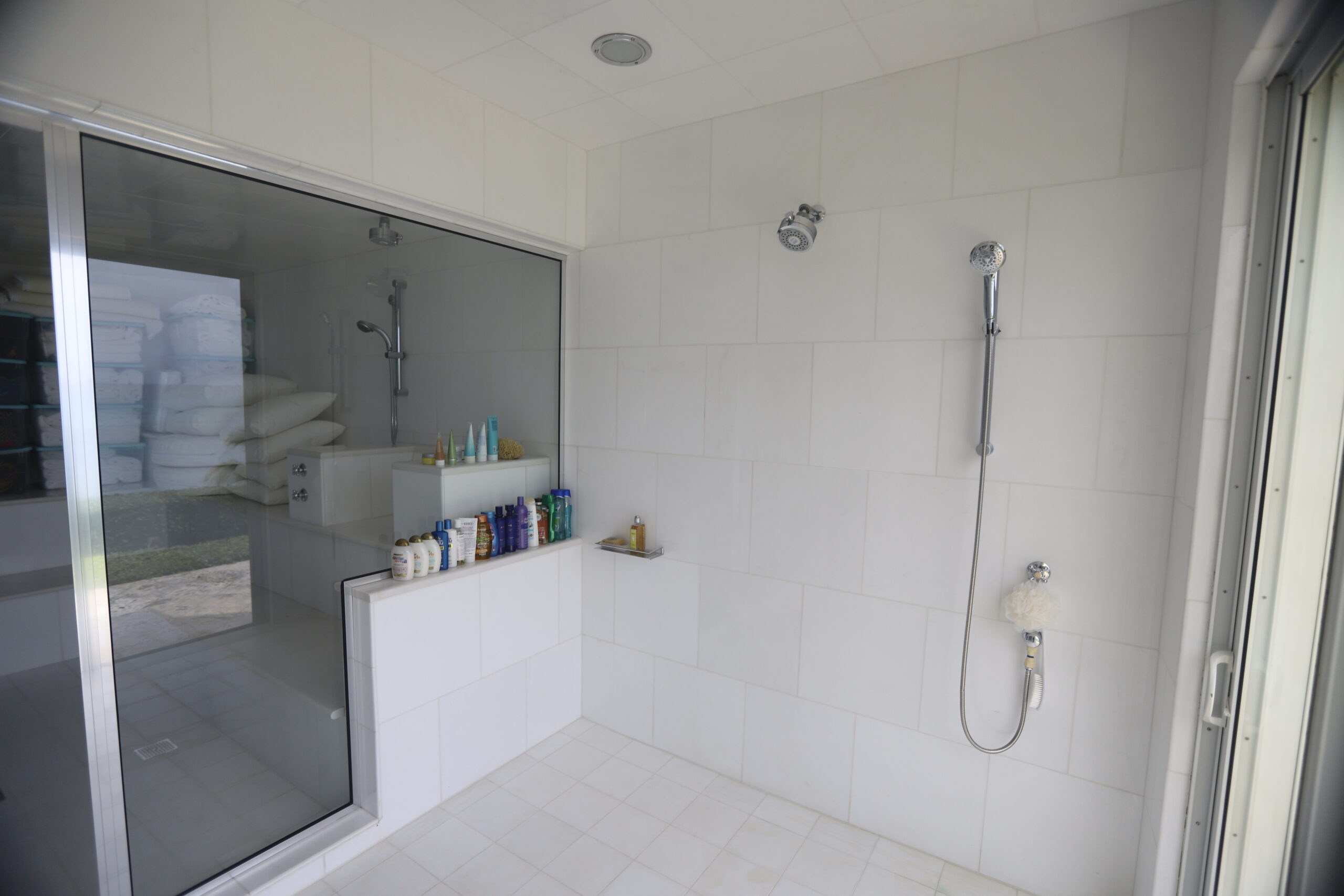 Paroi de douche et carrelage de salle de bains à entretenir
