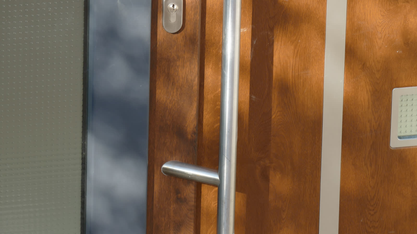 Poignée de porte d’immeuble à entretenir parmi les points de contact
