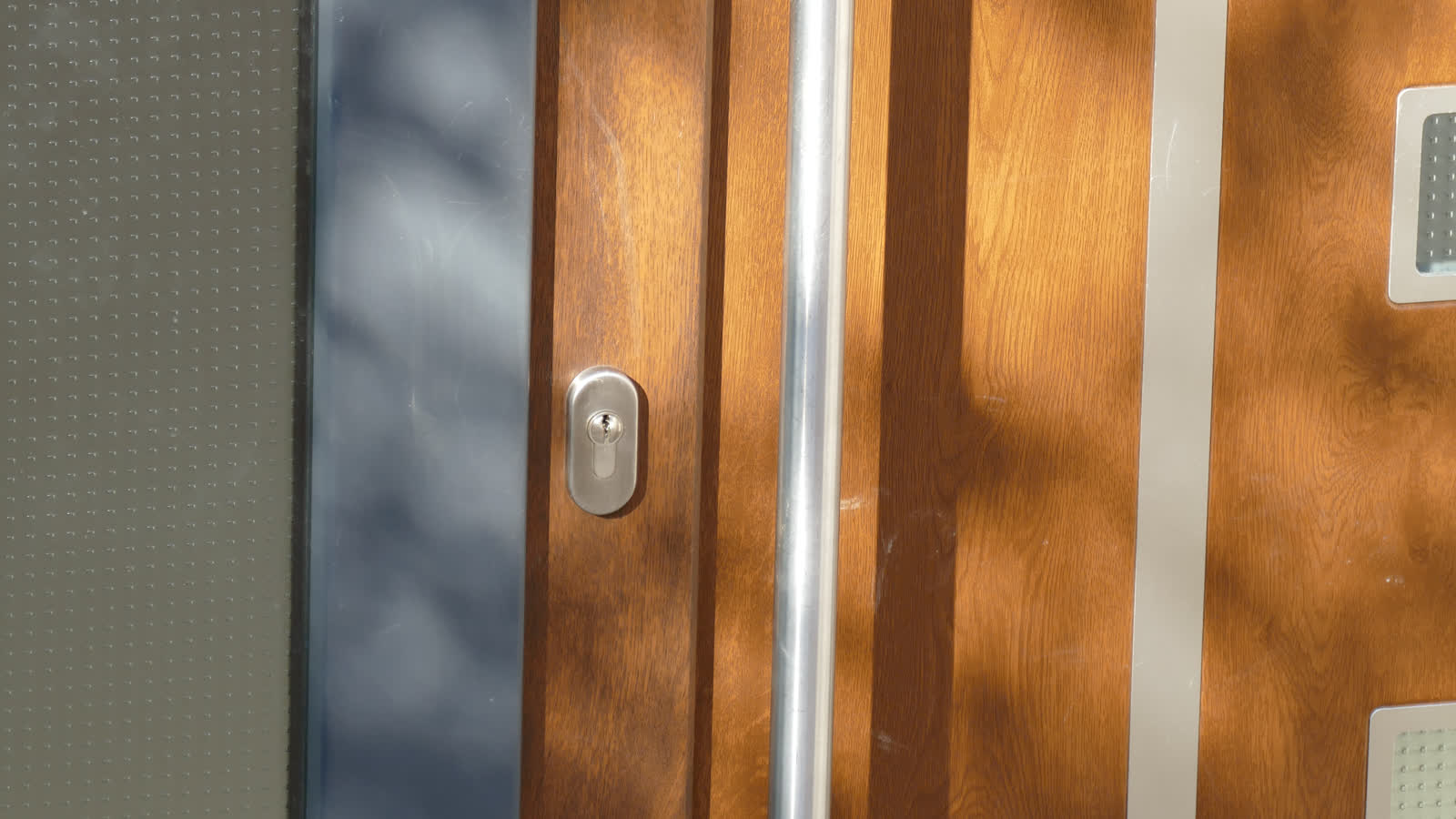 Porte d’appartement en bois avec poignée métallique
