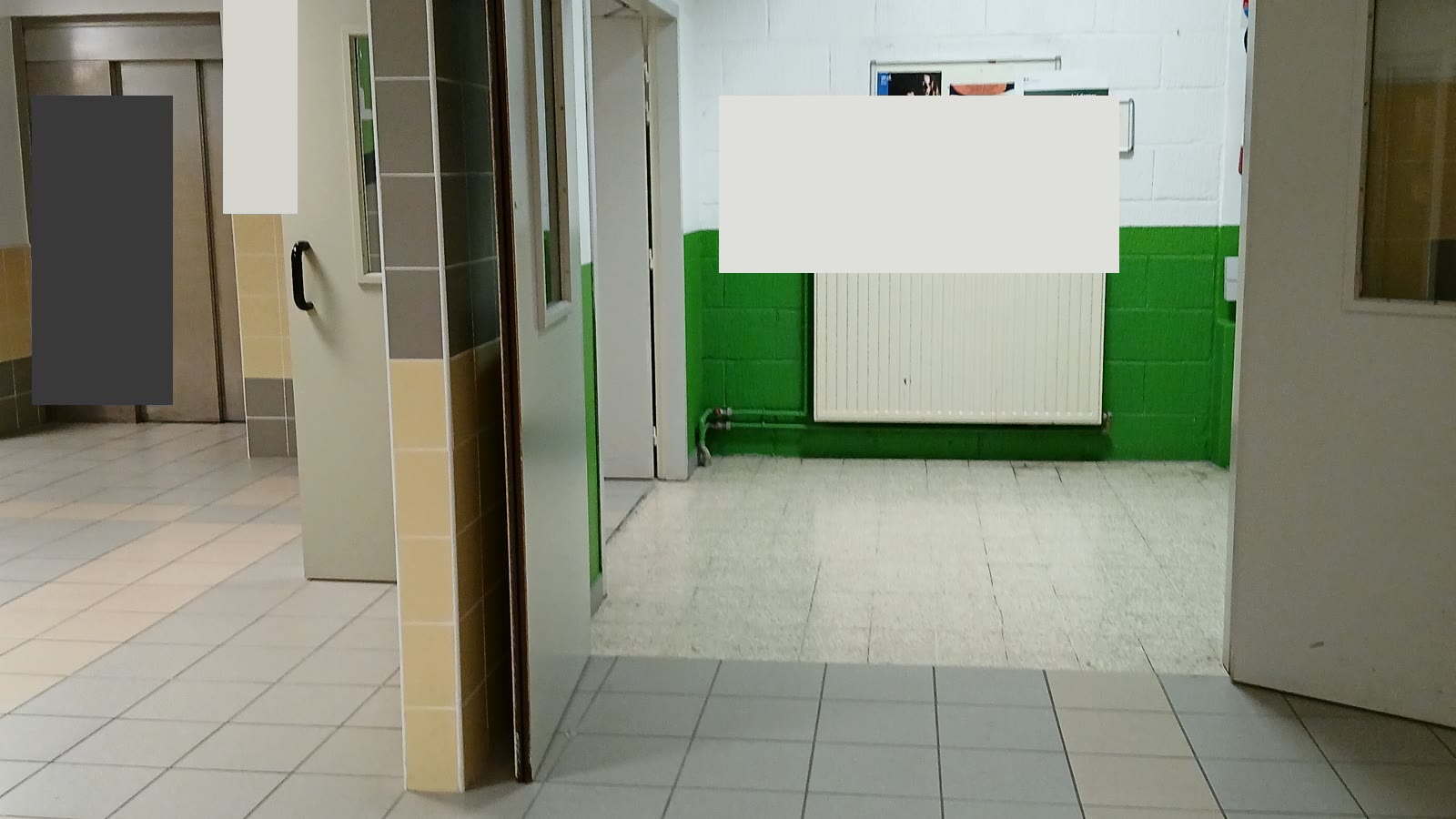 Couloir d’immeuble avec portes communes à garder dégagées pour la sécurité incendie