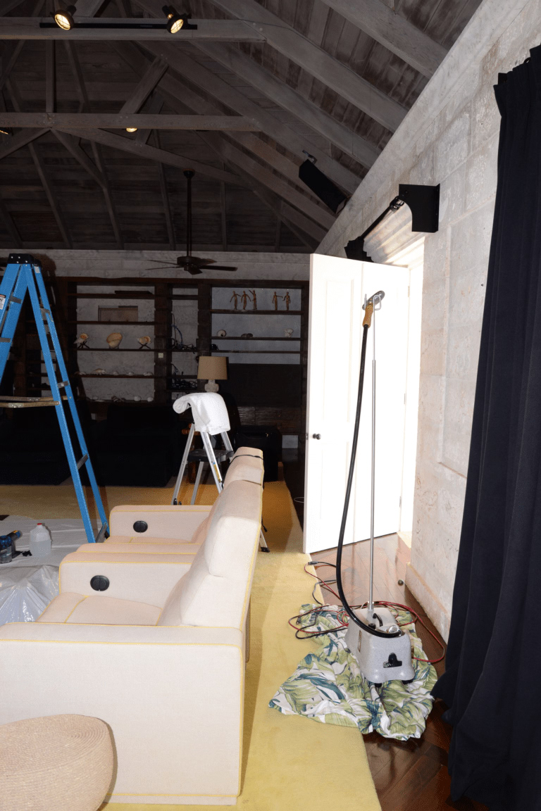 Pièce en travaux avec échelle et matériel avant nettoyage de la poussière