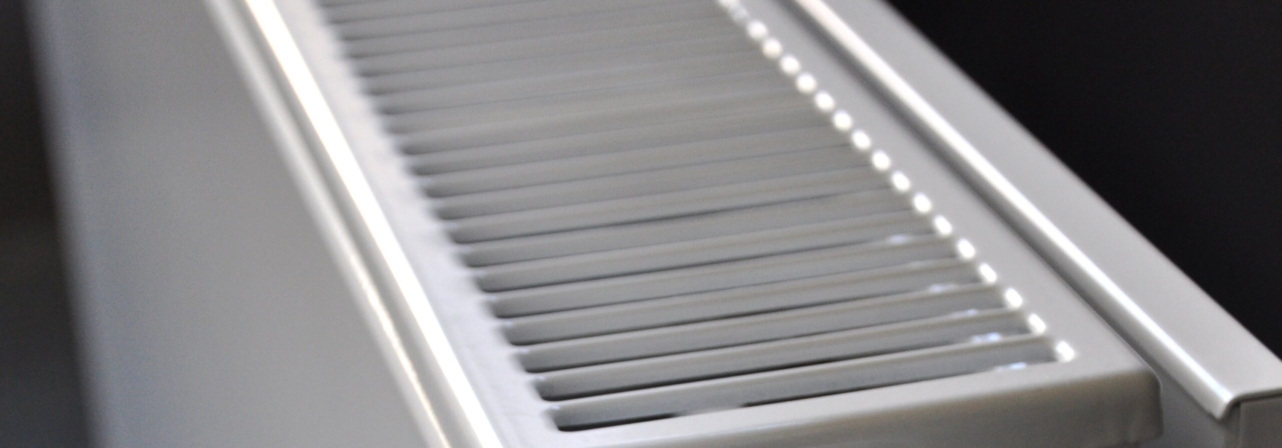Radiateur de logement à dépoussiérer avant la saison de chauffage