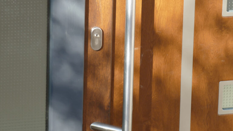 Serrure et poignée sur porte d’entrée d’immeuble