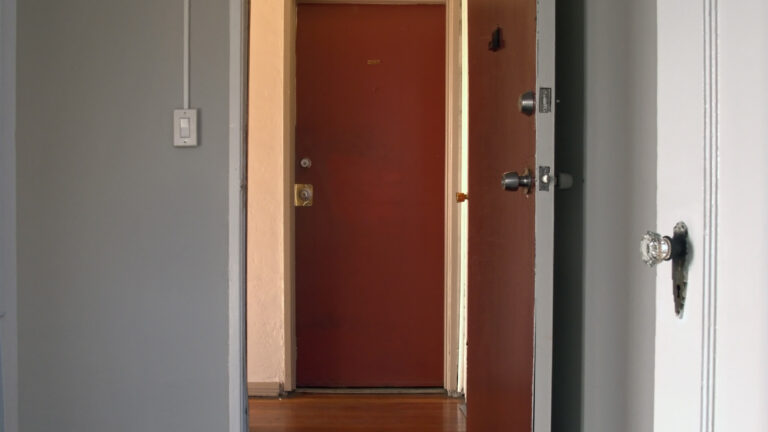 Porte d’appartement ouverte avec seuil et entrée à vérifier