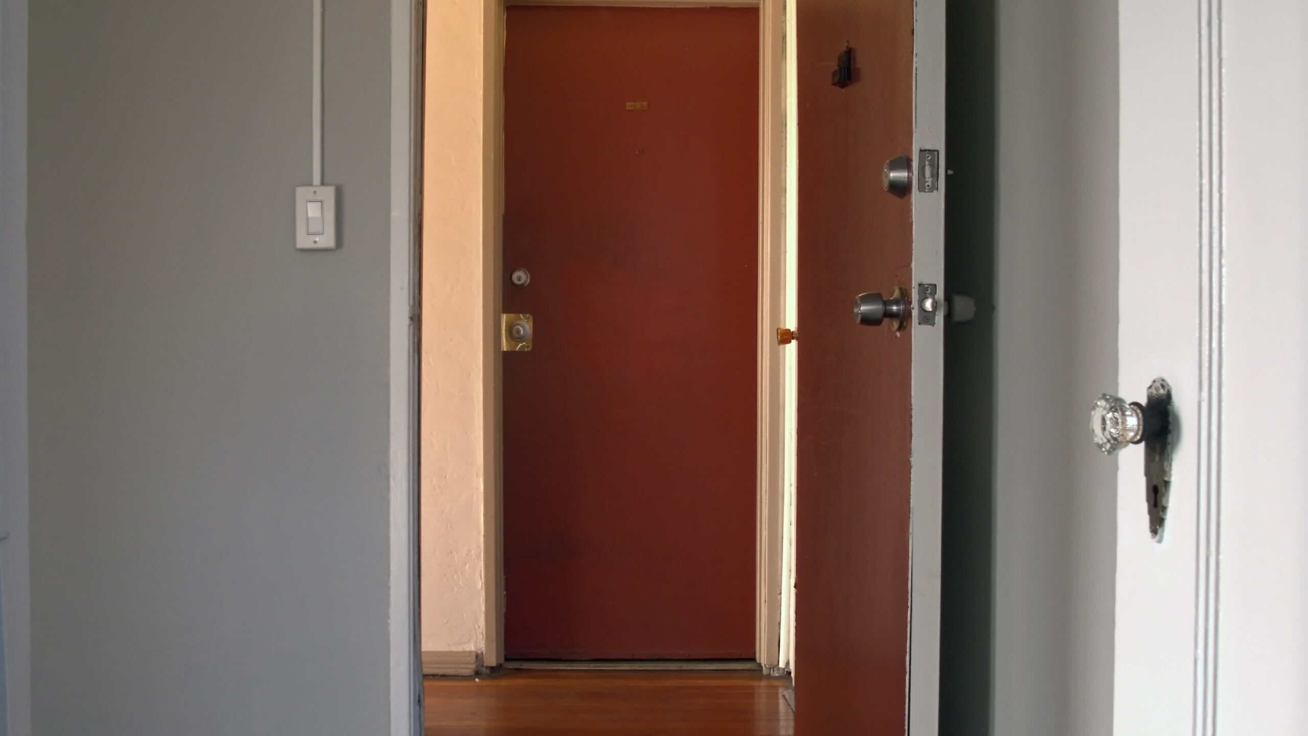Porte d’appartement ouverte avec seuil et entrée à vérifier