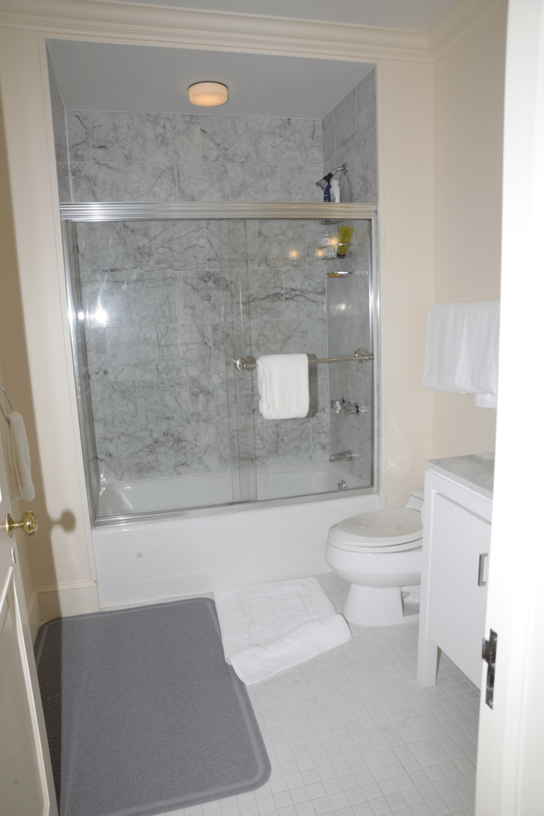 Salle de bain avec douche et évacuation à surveiller
