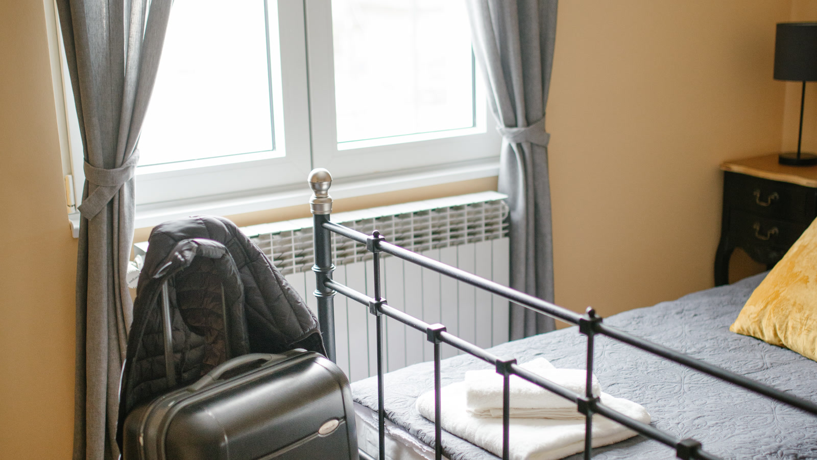 Chambre lumineuse rangée avec lit préparé avant une visite de logement