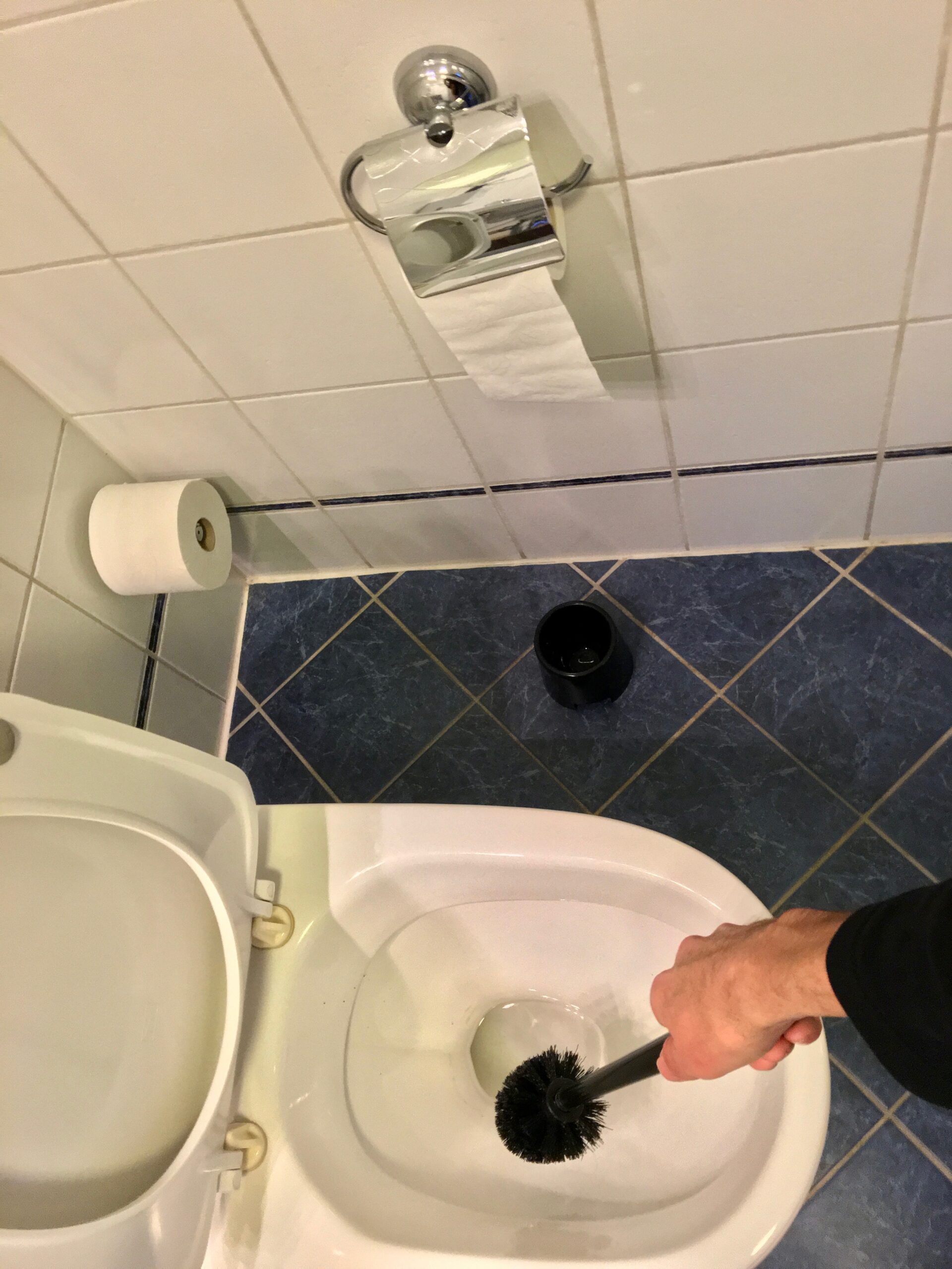 Nettoyage réaliste des WC d’un logement sans texte ni logo visible