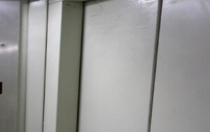 Porte d’ascenseur dans un immeuble collectif