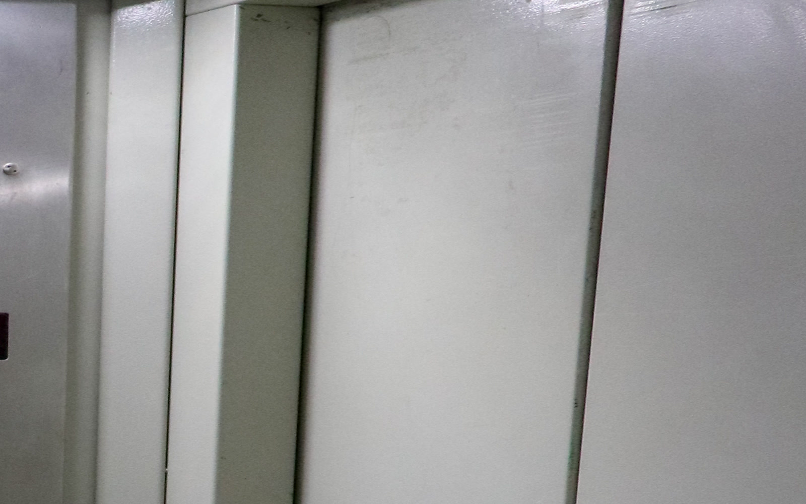 Porte d’ascenseur dans un immeuble collectif