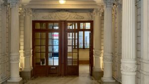 Porte d’entrée d’immeuble à contrôler avant l’hiver