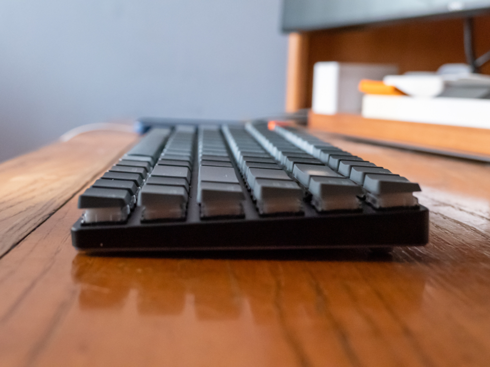 Clavier sur un bureau propre dans un espace de travail partagé