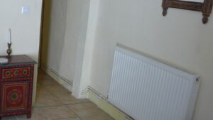 Radiateur blanc dans un salon avant la remise en chauffe
