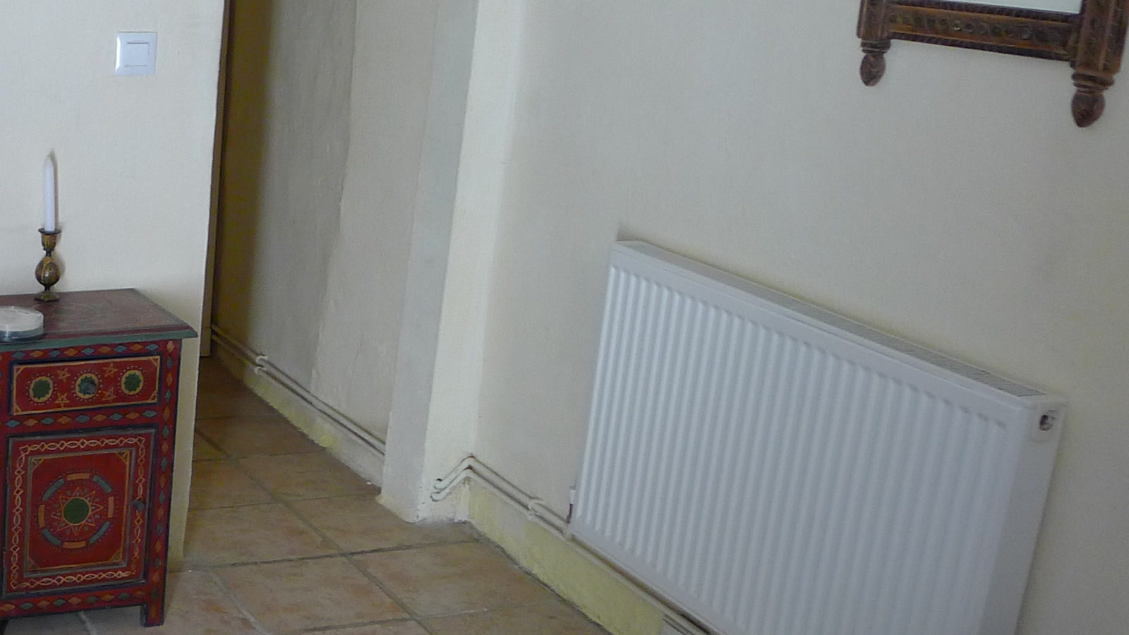 Radiateur blanc dans un salon avant la remise en chauffe