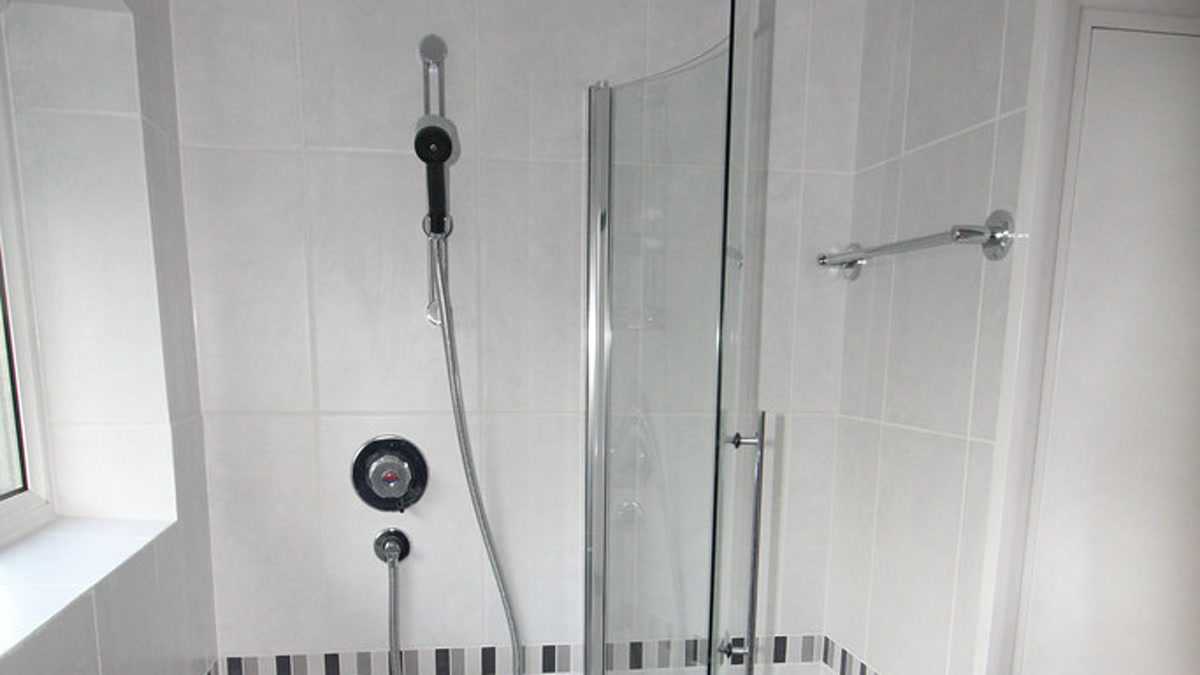 Salle de bains claire avec douche et fenêtre à aérer après usage